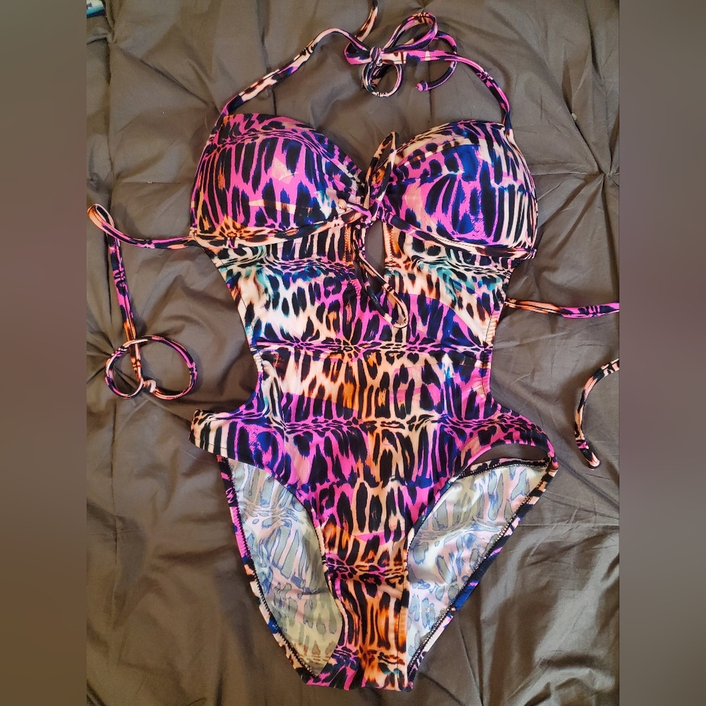 Brand New Women's Venus Size 6 Monokini